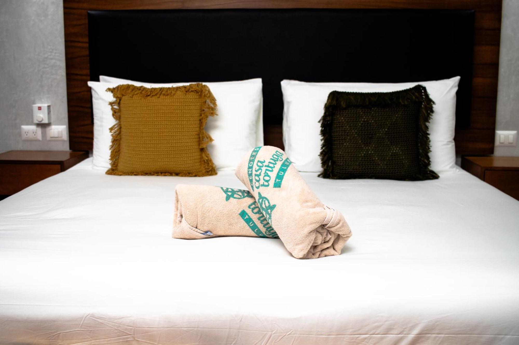 Hotel Casa Tortuga Tulum - Cenotes Park Inclusive Eksteriør bilde A bed with a folded blanket
