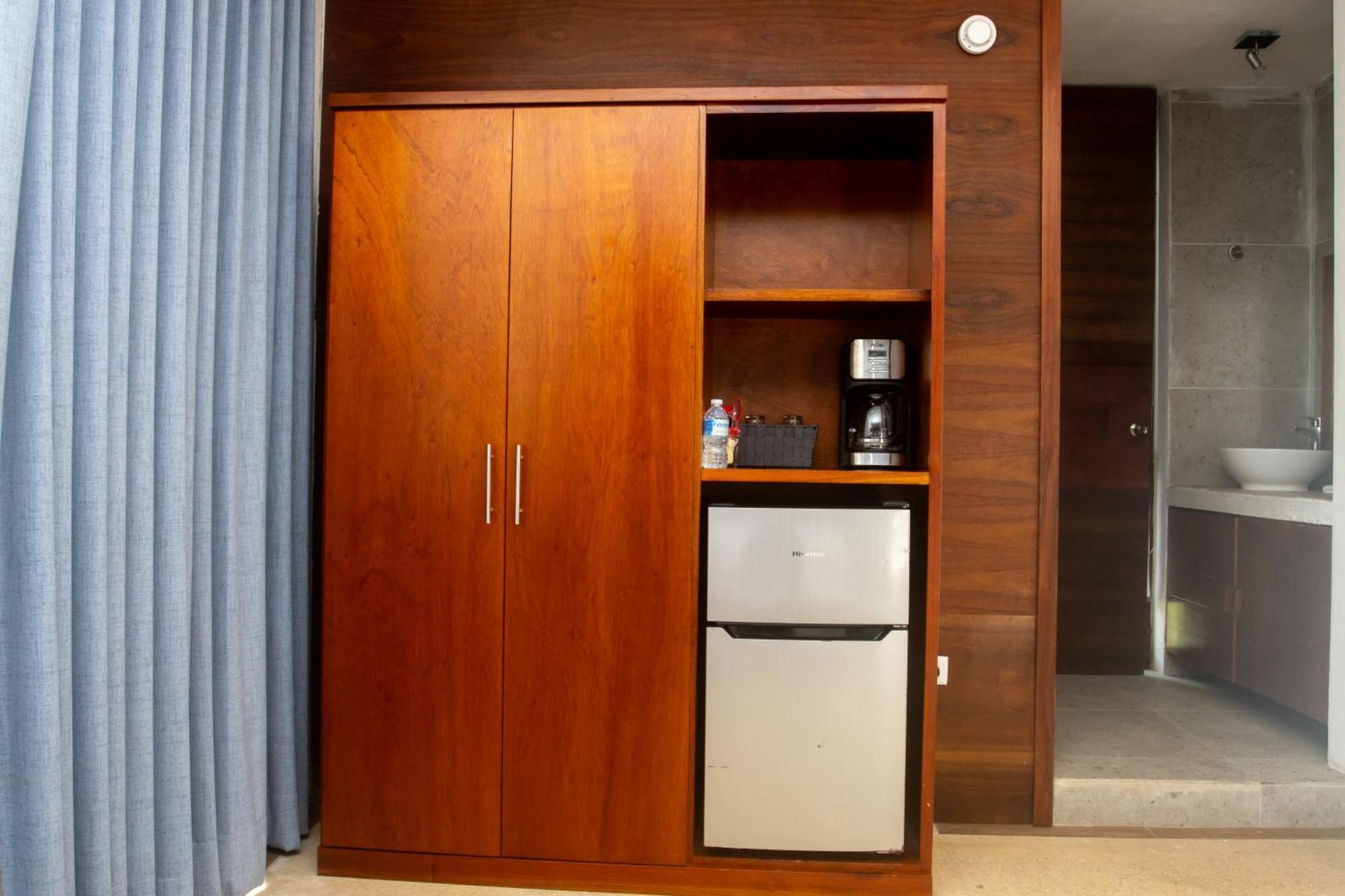 Hotel Casa Tortuga Tulum - Cenotes Park Inclusive Eksteriør bilde A hotel room with a mini-refrigerator