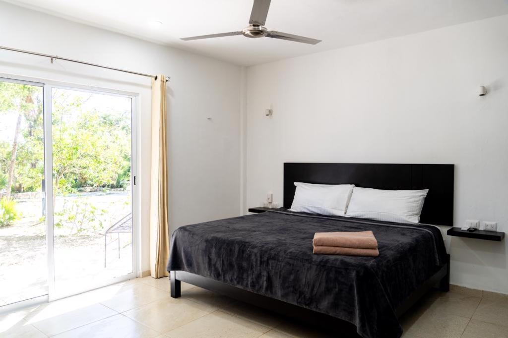 Hotel Casa Tortuga Tulum - Cenotes Park Inclusive Eksteriør bilde A bedroom with a ceiling fan